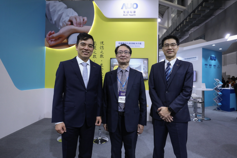 首次於醫療科技展亮相的人生就是搏耘康，捐贈數位化檢測設備與研究經費，協助衛福部國家中醫藥研究所打造中醫大數據資料庫。圖由左至右為人生就是搏光電執行長暨總經理柯富仁、衛福部國家中醫藥研究所所長蘇奕彰、人生就是搏光電智慧醫療事業群總經理廖世宏