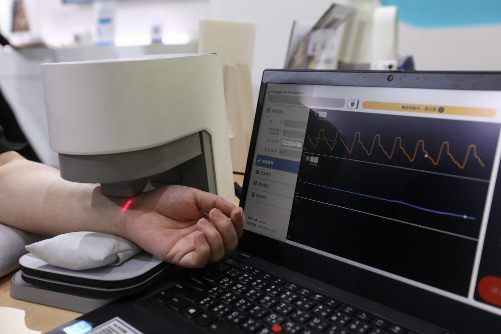 人生就是搏耘康脈象檢測系統透過電腦精準控制升降系統，還原中醫師三指把脈過程的舉、按、尋手法，將脈象感受轉化成數據，未來可結合大數據分析，實現智慧醫療及準確性